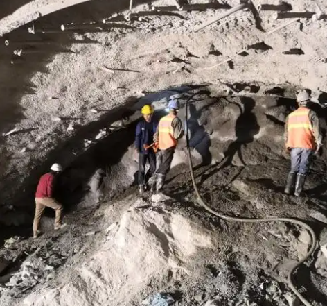 乌拉特后拱顶带模注浆料的施工流程及注意事项